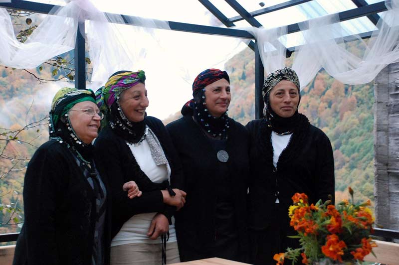 Soldan: Kızkardeşler Suzan, Aysel, Zeyne ve Aynur